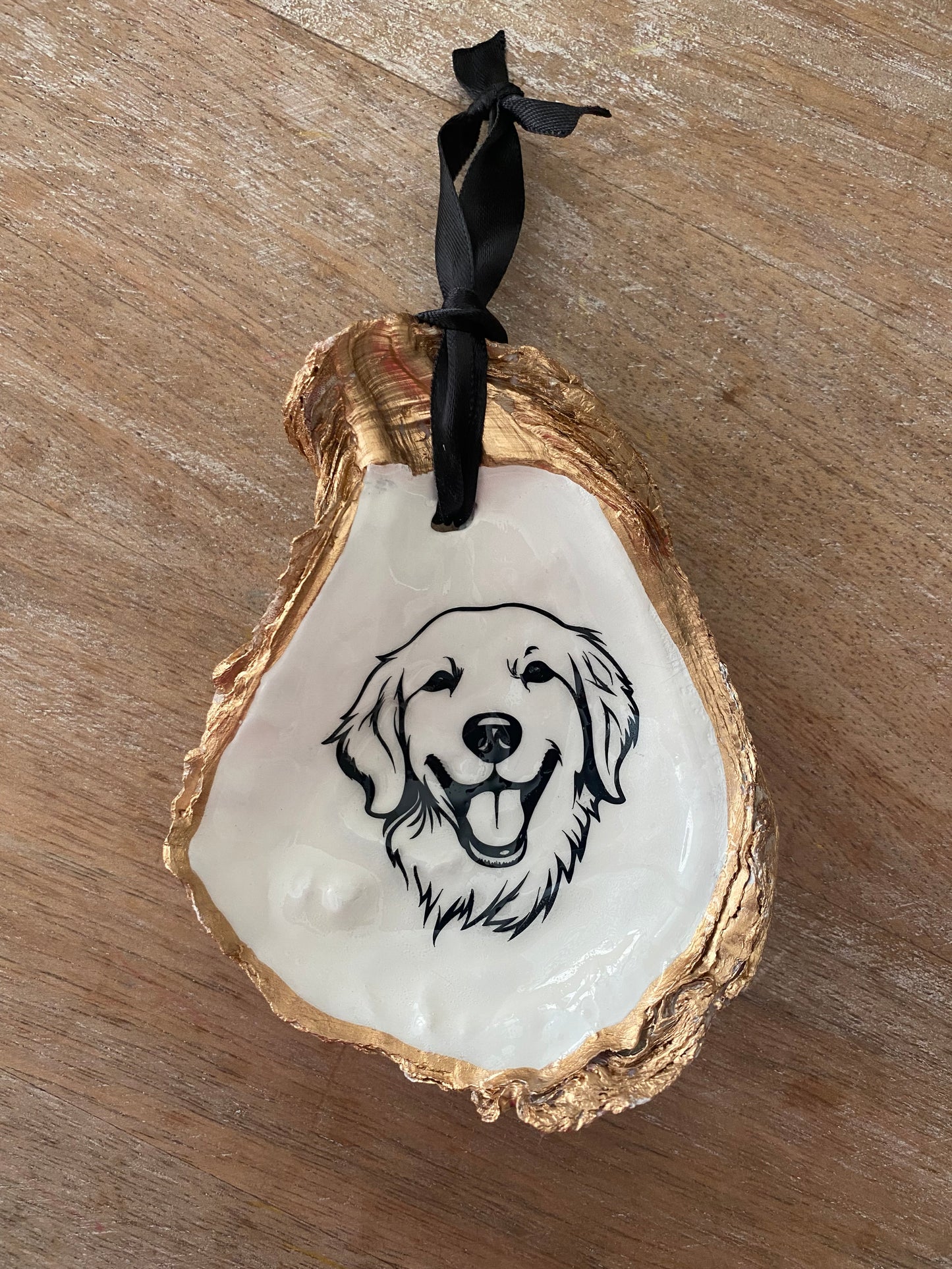 Oyster shell ornament with image of golden retriever